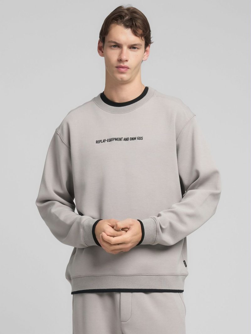 silver crew neck sweatshirt with lettering embroidery