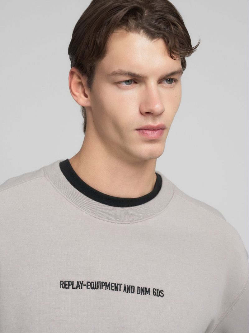 silver crew neck sweatshirt with lettering embroidery