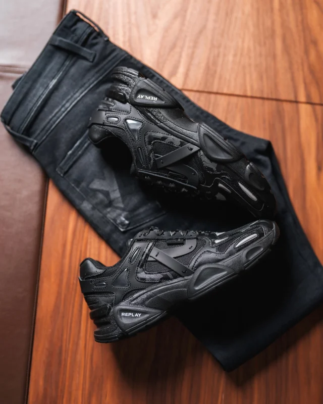 Bringing the heat 🔥🖤 Shop the Destiny M Total sneaker in black
R4000